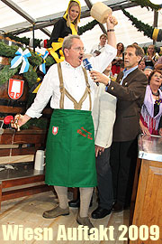 Wiesnbeginn 2009: um 12 Uhr zapfte am Samstag OB Ude das erste Fass mit zwei Schlägen an. Fotos & Videos (Foto: Martin Schmitz)